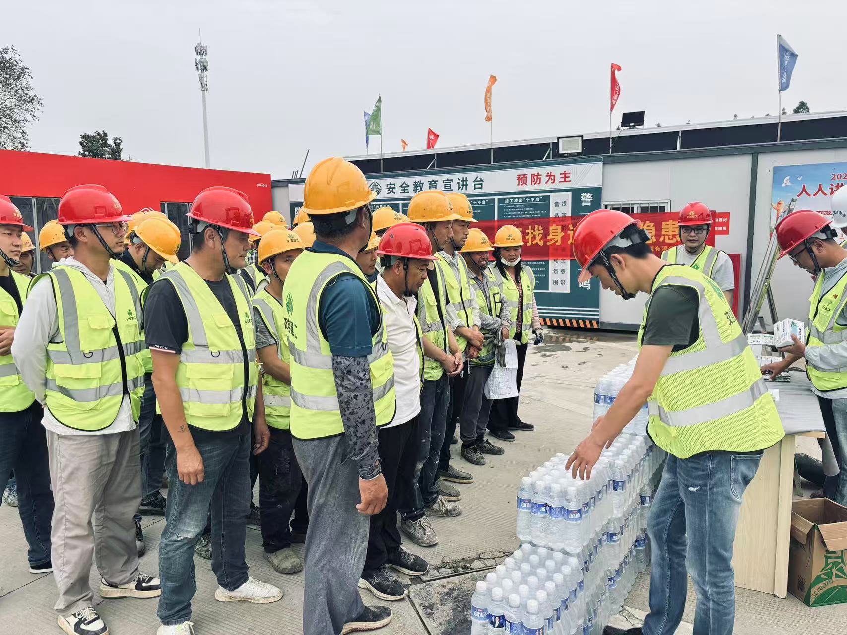 情系一線送清涼 關(guān)懷慰問(wèn)暖人心丨交控建工集團(tuán)所屬項(xiàng)目開(kāi)展“夏日送清涼”活動(dòng)